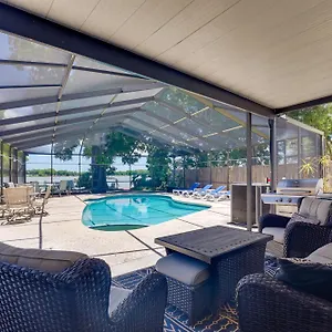 Waterfront Gem With Pool, Dock And Lanai In Tampa! Tampa